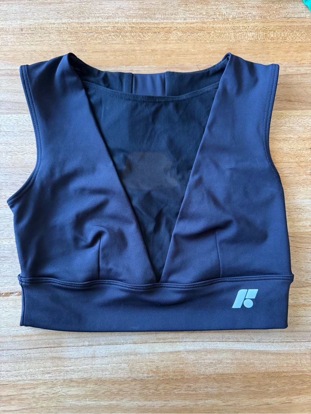 Forme Radiance Bra Obsidian Black Medium Taylor Swift Posture